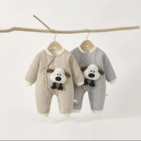 Combinaison matelassée pour bébé avec applique mouton en peluche |   Combinaison rembourrée à col côtelé |   Beige et bleu-gris hiver