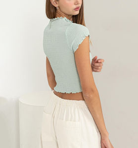 T-shirt court côtelé vert menthe pour femme, col rond, manches courtes, coupe ajustée, extensible, avec bordure festonnée, idéal pour l'été - Product Image 3