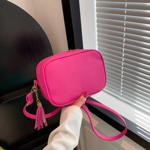 Venta al por mayor de moda Pu tejido bolsas de teléfono móvil con borlas de las mujeres bolsas de mensajero bolsos de hombro personalizados con correas ajustables - Product Image 2