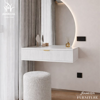 Ensemble de décoration élégant pour dressing, console flottante beige crème avec éclairage d'ambiance LED organique, style boutique moderne haut de gamme