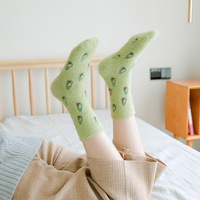 En stock hiver mignon chaussettes floues corail polaire fruits équipage chaussettes intérieur sol dormir filles chaussettes chaudes pour les femmes