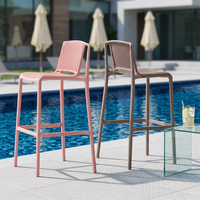 Tabourets de bar empilables légers et colorés pour l'extérieur, chaises hautes de club, vente en gros