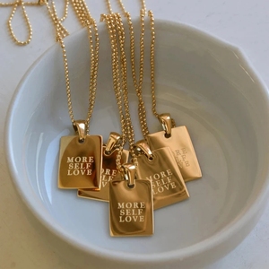Collier en acier inoxydable plaqué or avec pendentif rectangulaire inspiré des proverbes anglais, bijoux en gros - Product Image 2
