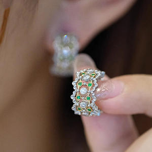 Anillo de Diamantes en Oro Blanco de Dos Tonos con Piedras Laterales de Esmeralda, Anillo de Boda Clásico para Mujer, Diamantes Naturales de Corte Brillante Redondo D - Product Image 3