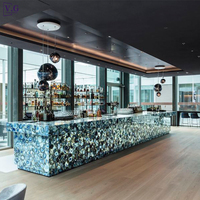 Comptoir de bar de luxe dans le hall d'un hôtel Comptoir de bar à LED rétro-éclairé en pierre d'agate bleue lumineuse pour restaurant