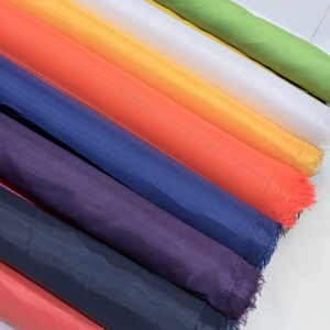 <span class=keywords><strong>Tissu</strong></span> de doublure résistant à la déchirure pour le commerce de gros, 170T 180T 190T 210T, <span class=keywords><strong>tissu</strong></span> taffetas 100% polyester, matériau tissé pour vêtements et drapeaux - Product Image 4