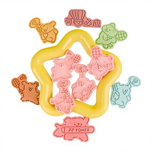 Emporte-pièce de badminton 3D en forme de raquette de dessin animé pour biscuits en pâte à modeler DIY - Product Image 1