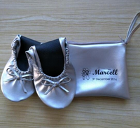 2024 vente en gros en cuir Pu ballerines jetables Oem or chaussures de mariage pliantes imprimé mariée été retour cadeau sac automne