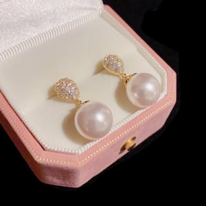 Chine fabricant femmes mode boucles d'oreilles Vintage laiton plaqué pavé zircone grande perle unique boucles d'oreilles goutte - Product Image 3