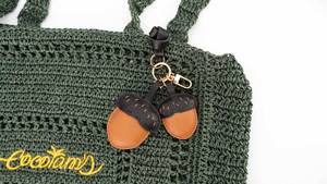 Llavero Artesanal de Cuero Zenos con Diseño de Doble ACORN, Portátil, Pequeño, para Bolsos y Coches - Product Image 5