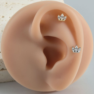 Clous d'oreilles en titane F136 avec zircon marquise, forme fleur, serti à griffes, bijoux de piercing unisexe - Product Image 2