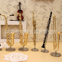 Ensemble de mini-instruments de musique en cuivre plaqué or 24 carats, modèle de fabricant, avec boîte carrée noire, contenant des basson, flûte et saxophone