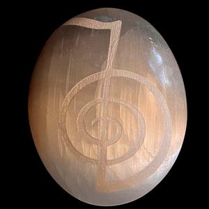 Palmstone de selenita de luz universal con símbolo de poder Cho Ku Rei piedra curativa pulida para activación de energía de amor Reiki - Product Image 1