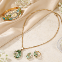 Ensemble de bijoux vintage : Montre-bracelet ovale en émail floral, Collier pendentif goutte d'eau, Boucles d'oreilles, Charme, Bague ouverte ajustable pour banquet