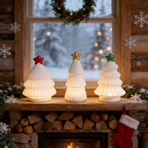 Set di Decorazioni Natalizie Luminose in Ceramica - Ornamenti a LED di Renne, Gnomi e Villaggio per Esposizione su Mensole Festive - Product Image 6