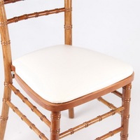 Chaise pliante en cuir souple avec coussin rembourré, structure métallique, idéale pour événements commerciaux, mariages et banquets