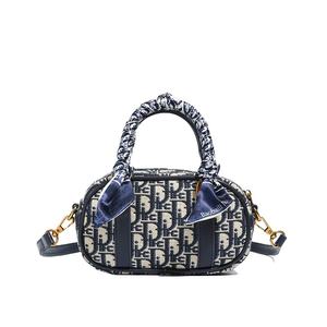 Sac à main pour femmes à motifs rétro tendance. Fabriqué en matériau PU. Sac à main de luxe de créateur. - Product Image 1