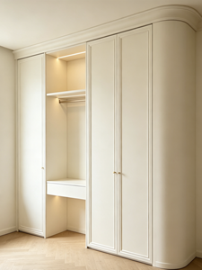 Armario moderno tipo walk-in, gabinete de almacenamiento empotrado personalizado con barra para colgar ropa, estantería y acabado ligero. - Product Image 2