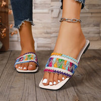 Sandales plates rétro en tricot léger pour femme, nouvelle collection été 2025, populaires sur internet, antidérapantes et résistantes à l'usure, pour l'extérieur