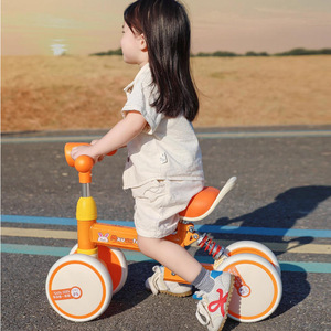 Bicicleta de cuatro ruedas para niños pequeños de 1 a 3 años, ruedas de plástico naranja, entrenador de equilibrio seguro, vehículo para niños. - Product Image 3
