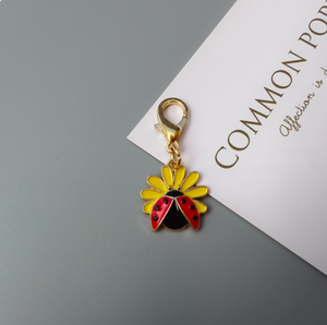 Portachiavi all'ingrosso a forma <span class=keywords><strong>di</strong></span> coccinella rossa, fai <span class=keywords><strong>da</strong></span> te, ciondoli per tazze, ciondoli per lacci delle scarpe, decorazioni <span class=keywords><strong>da</strong></span> appendere per collari <span class=keywords><strong>di</strong></span> animali domestici, simpatico regalo quotidiano - Product Image 3