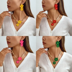 Pendientes de hebilla OT <span class=keywords><strong>con</strong></span> cadena de hueso de serpiente de flor degradada personalizada de gran venta transfronteriza europea americana - Product Image 2