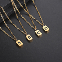 Mode lettre pendentif titane acier collier européen et américain 26 lettre carré bijoux unisexe fête date cadeau de vacances