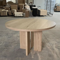 Ensemble de table à manger ronde en chêne massif avec quatre pieds géométriques, finition noire, design moderne durable, meubles de salle à manger pour usage domestique