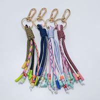 Llavero de mosquetón con borla de cuerda de poliéster tejida y cuentas con letras, estilo Y2K, colgante elegante para bolso y accesorios colgantes