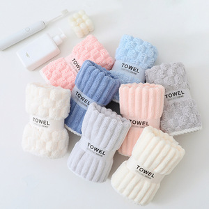 Toalla de coral de 35x75cm en rollo, suave y absorbente, para regalo o uso promocional. - Product Image 1