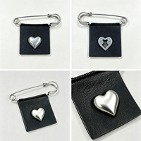 Broche en cuir PU écologique personnalisée avec logo, épingle en métal argenté en forme de cœur pour sacs, vêtements et accessoires de mode, vente en gros OEM