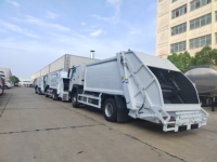 Camion compacteur de déchets Sinotruk Howo 4x2 à pompe manuelle diesel, chargement arrière, pour la collecte des déchets municipaux et l'assainissement