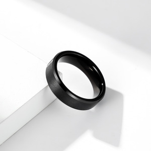 Anillo de tungsteno negro mate de doble bisel de 6/8/10 mm, estilo minimalista y único, resistente a los arañazos, en tono oro tungsteno. - Product Image 3