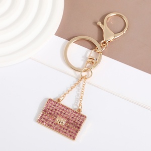 Llavero de Aleación con Incrustaciones de Diamantes Estilo K, Colgante de Moda para Bolsos con un Toque Metálico de Lujo - Product Image 4