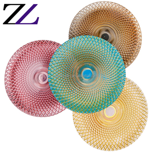 Assiettes de charge dorées pour steak à salade à texture créative <span class=keywords><strong>service</strong></span> de restauration rond bon marché table de fête de mariage en plastique plaque de charge en or transparent - Product Image 3