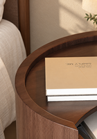 Table de chevet en noyer de style mi-siècle avec 2 tiroirs incurvés et rangement ouvert, table de nuit moderne en bois pour chambre à coucher et mobilier d'hôtel