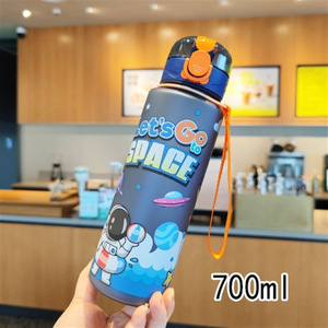 700mlのかわいい子供用漫画風宇宙飛行士デザイン、屋外スポーツ用プラスチック製ウォータータンブラーカップ、持ち運びに便利なロープ付き飲料ボトル - Product Image 5