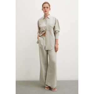 เสื้อเชิ้ตป๊อปลินโอเวอร์ไซส์สไตล์มินิมอลสำหรับผู้หญิง มีกระเป๋า สีกากี ติดกระดุม สไตล์ลำลอง - Product Image 2