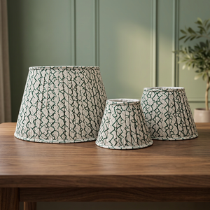Abat-jour imprimé géométrique à motif de treillis vert |   Abat-jour plissé en tissu viscose et lin fait main |   Lampe de table, de sol et suspendue - Product Image 3