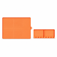 Tapis de barbecue en silicone 2-en-1 personnalisé OEM, qualité alimentaire, résistant à la chaleur, organisateur de table latérale pour grillades avec plateau à assaisonnements séparé