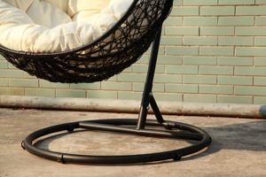 Venta al por mayor de fábrica: Silla colgante moderna y económica para patio, mueble de exterior, silla de metal de ocio con cojín para parque. - Product Image 5