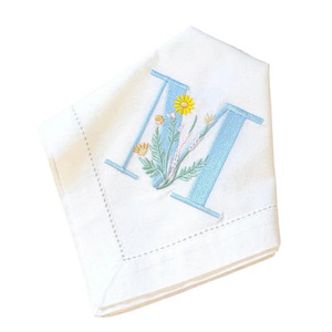 Serviettes en lin <span class=keywords><strong>de</strong></span> haute qualité, couleurs personnalisables, broderie alphabet et fleurs, design carré classique, réutilisables pour la maison, prix usine abordable - Product Image 1