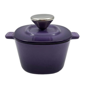 Casserole carrée en fonte émaillée antiadhésive avec couvercle auto-irrigant et bouton doré - Product Image 1