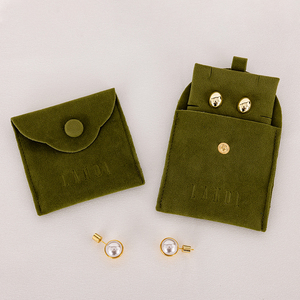 Sacs à bijoux en velours vert avec logo personnalisé, pochettes de rangement en forme d'enveloppe, petites mini pochettes en velours suédé pour bijoux, sacs cadeaux avec bouton - Product Image 6