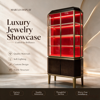 Vitrine à bijoux haut de gamme avec fond rouge, cadre doré en métal, acier inoxydable, armoire en verre haute avec rangement et étagères multicouches