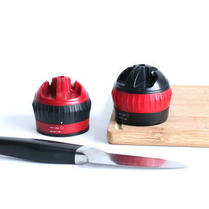 เครื่องลับมีดแบบมือหมุน สีแดงและสีดำ พร้อมถ้วยดูดสำหรับใช้ในครัว วัสดุ ABS ล้างทำความสะอาดด้วยมือเท่านั้น - Product Image 2