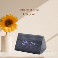 Horloge triangulaire personnalisée en bois à induction vocale peut régler plusieurs réveils Horloge de bureau à commande vocale en MDF