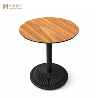 Table de repas extérieure commerciale avec base en fonte et plateau en HPL de qualité extérieure pour restaurant, café, hôtel