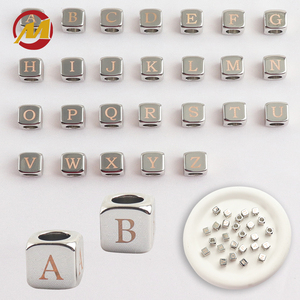 Abalorios con letras iniciales en forma de cubo de aleación de oro, plata y zinc, utilizados para la fabricación de pulseras y brazaletes hechos a mano para mujeres. - Product Image 3