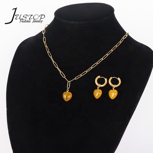 Conjunto de Collar y Pendientes de Acero Inoxidable Chapado en Oro con Colgante de Corazón y Dijes de Diseño para Bodas y Aniversarios - Product Image 2